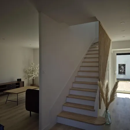 285 - De La Rue Du Chateau *