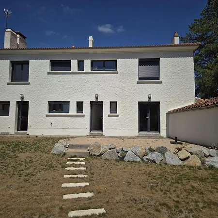 285 - De La Rue Du Chateau بيت للعطل Aizenay